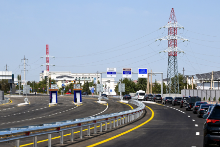 Prezident Shavkat Mirziyoyev tadbirkorlar bilan o‘tkazilgan ochiq muloqotdan so‘ng yangi “Urganch – Xiva” pullik avtomobil yo‘lida yurib ko‘rdi.